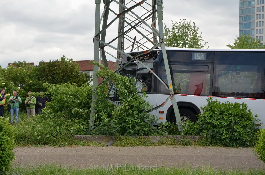 Schwerer Bus Unfall Koeln Porz Gremberghoven Neuenhofstr P193.JPG - Miklos Laubert
